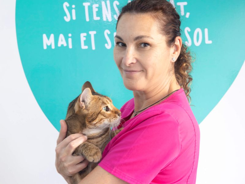 Dosvet - ATV Paqui con gato en brazos