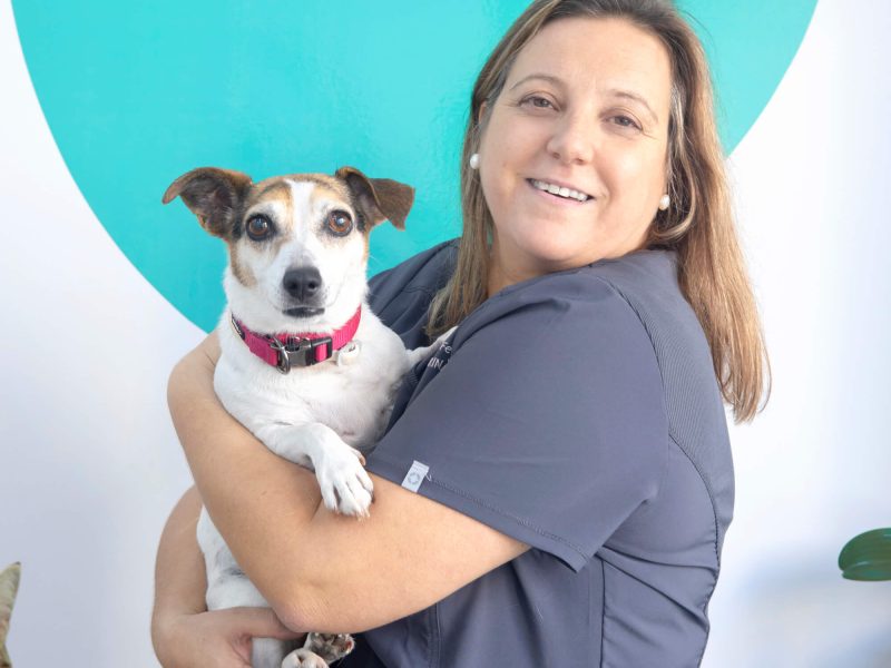 Maria Jose Ferrando, veterinaria de Dosvet con perro